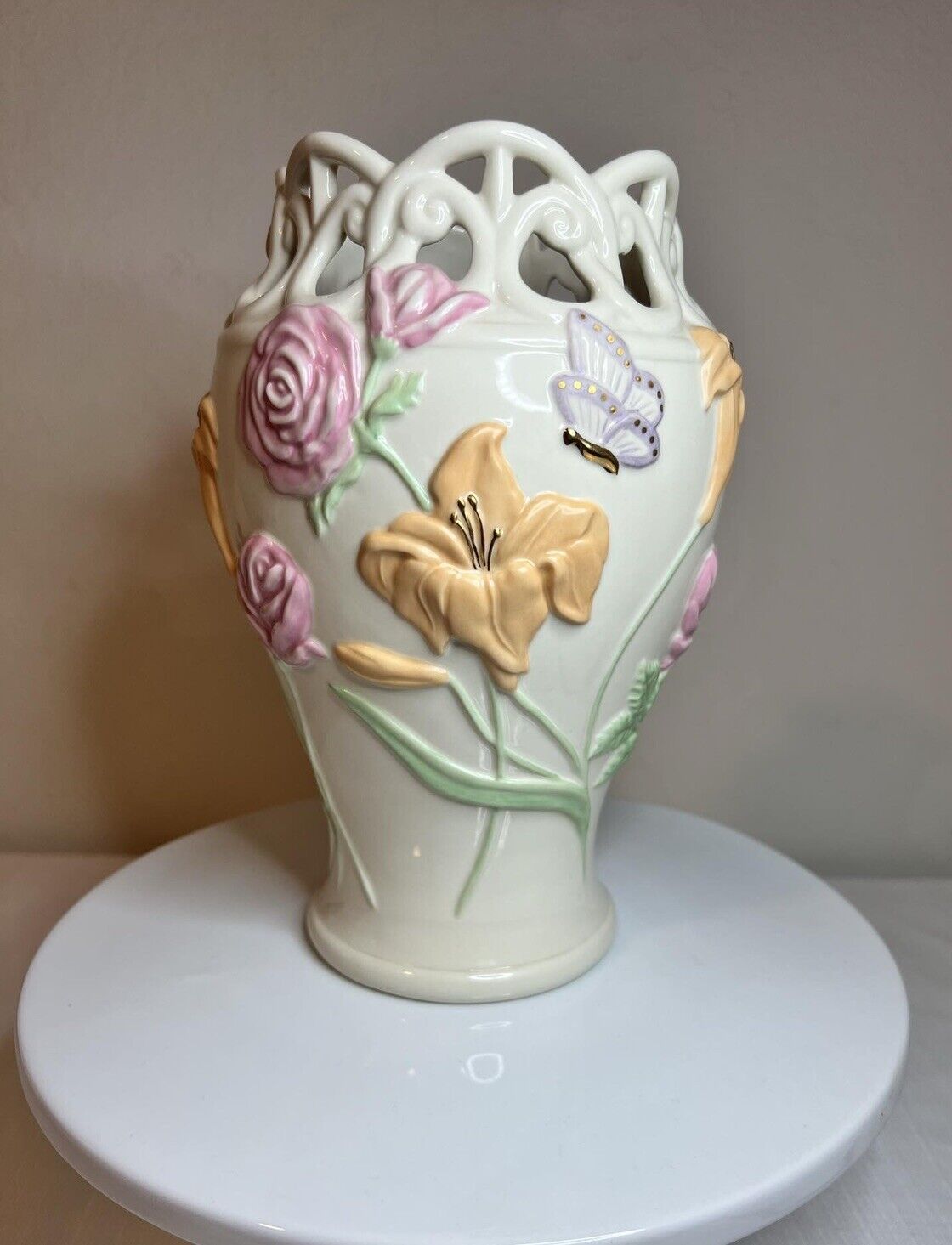 BEAUTIFUL Lenox Ivory Reticulated Lace Vase Flowers & Butterflies RARE