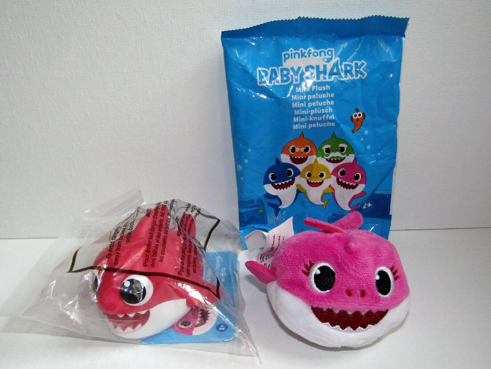 PINKFONG BABY SHARK MOMMY SHARK BATH SQUIRT TOY & PINK MINI PLUSH