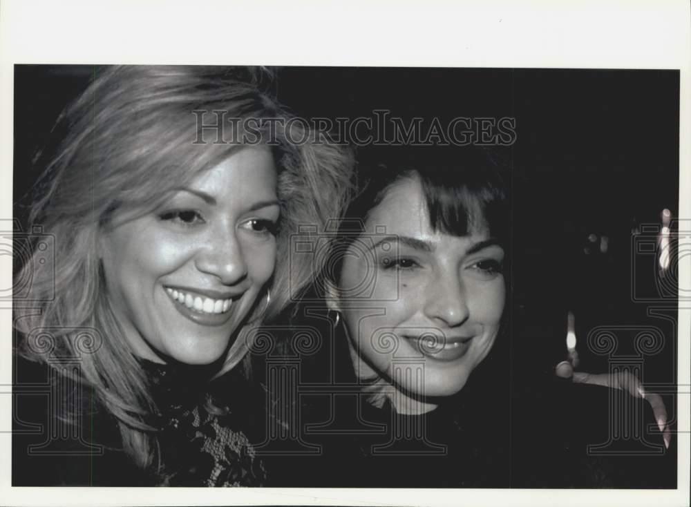 1994 Press Photo Sheila E. takes a break with singer Gloria Estefan at rehearsal