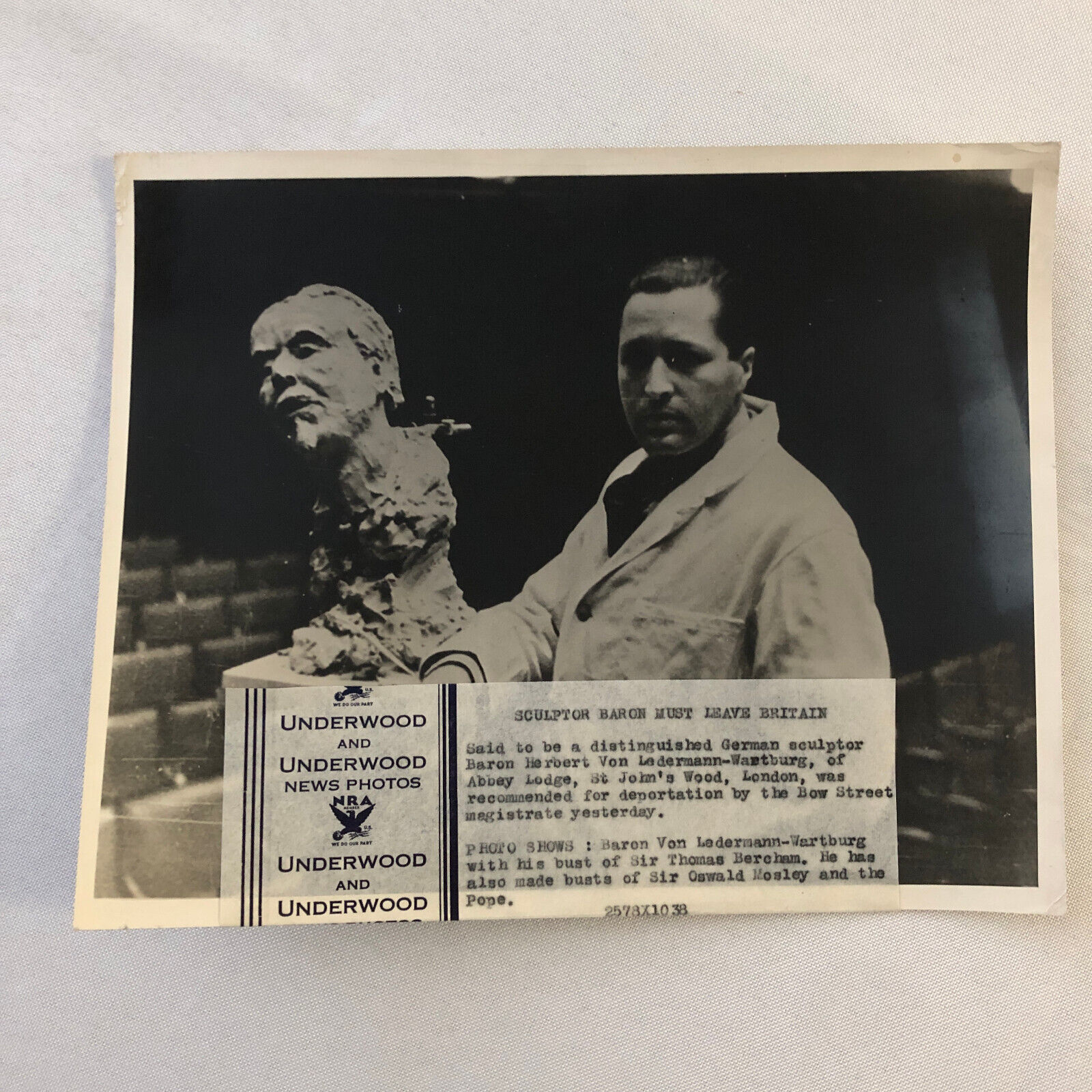 Press Photo Photograph German Sculptor Deported Britain Baron Von Ledermann