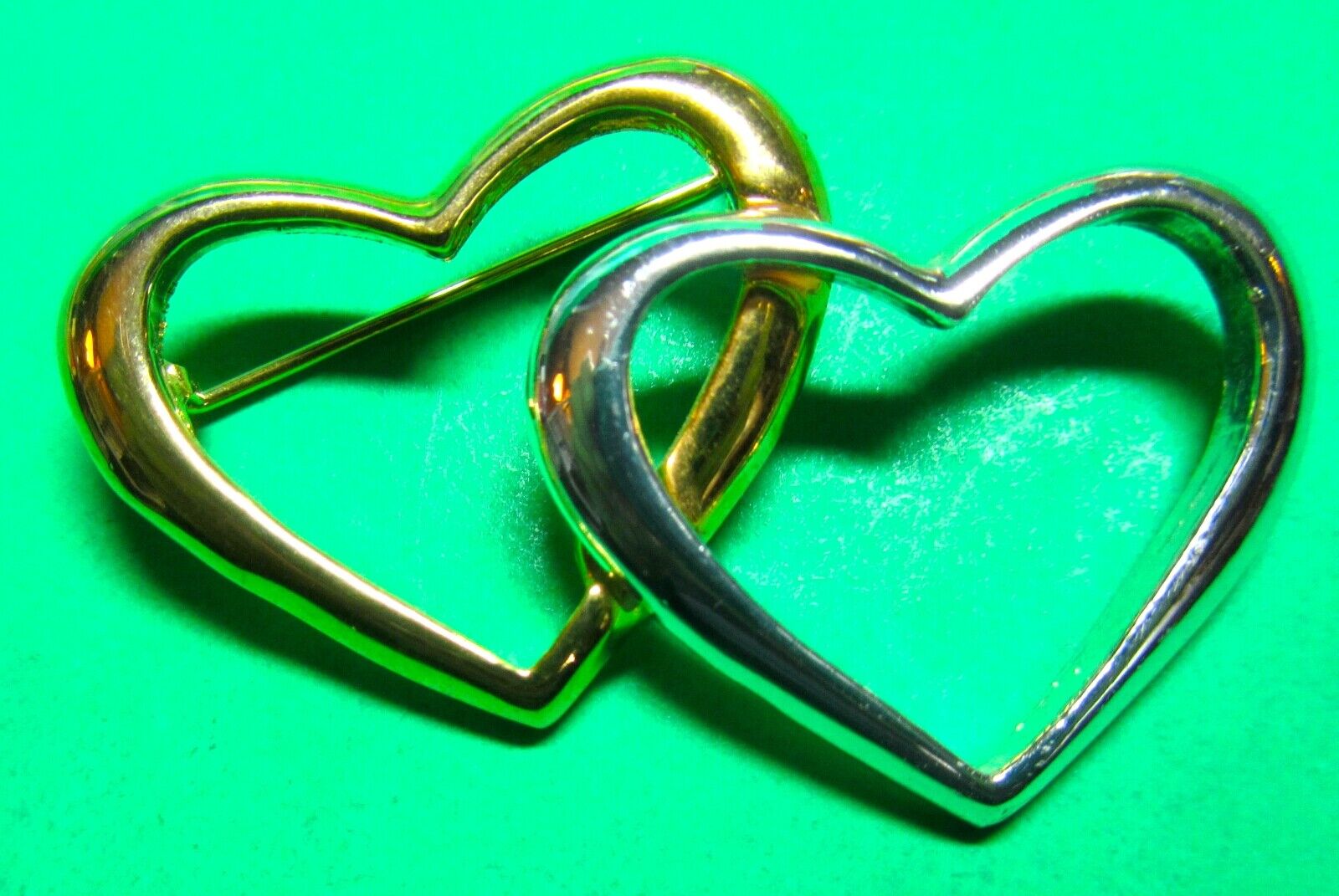 VINTAGE DOUBLE HEART SILVER GOLD METAL VALENTINES DAY BROOCH PIN (P62)   
