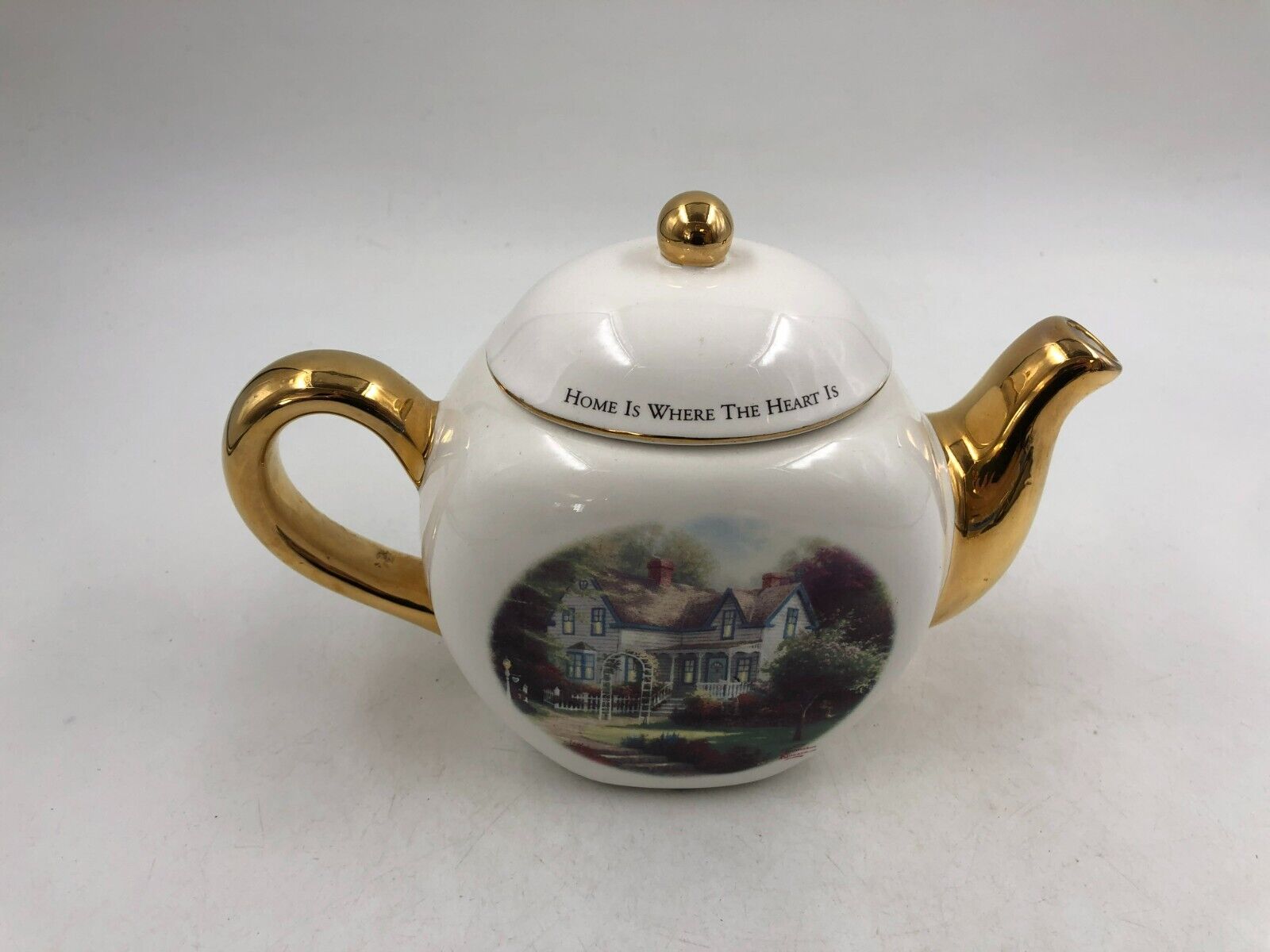 Pre-Owned Thomas Kinkade Ceramic 6.5in Home is Where the Heart Teapot DD02B16002
