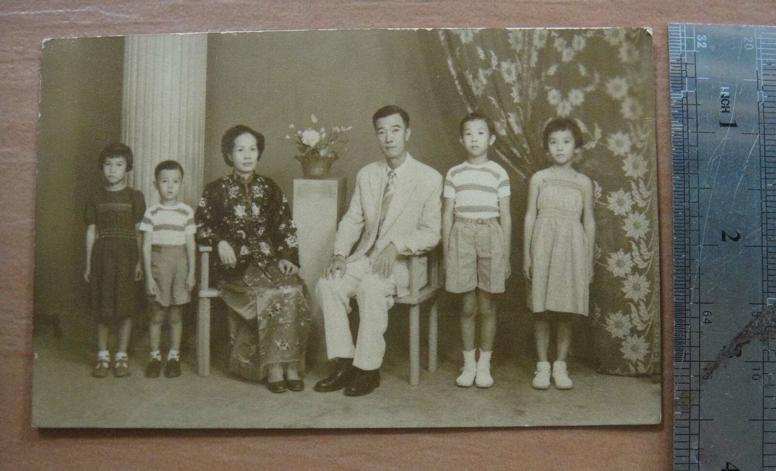 P6-Vintage B/W Rich Chinese Family Studio Photo Kids