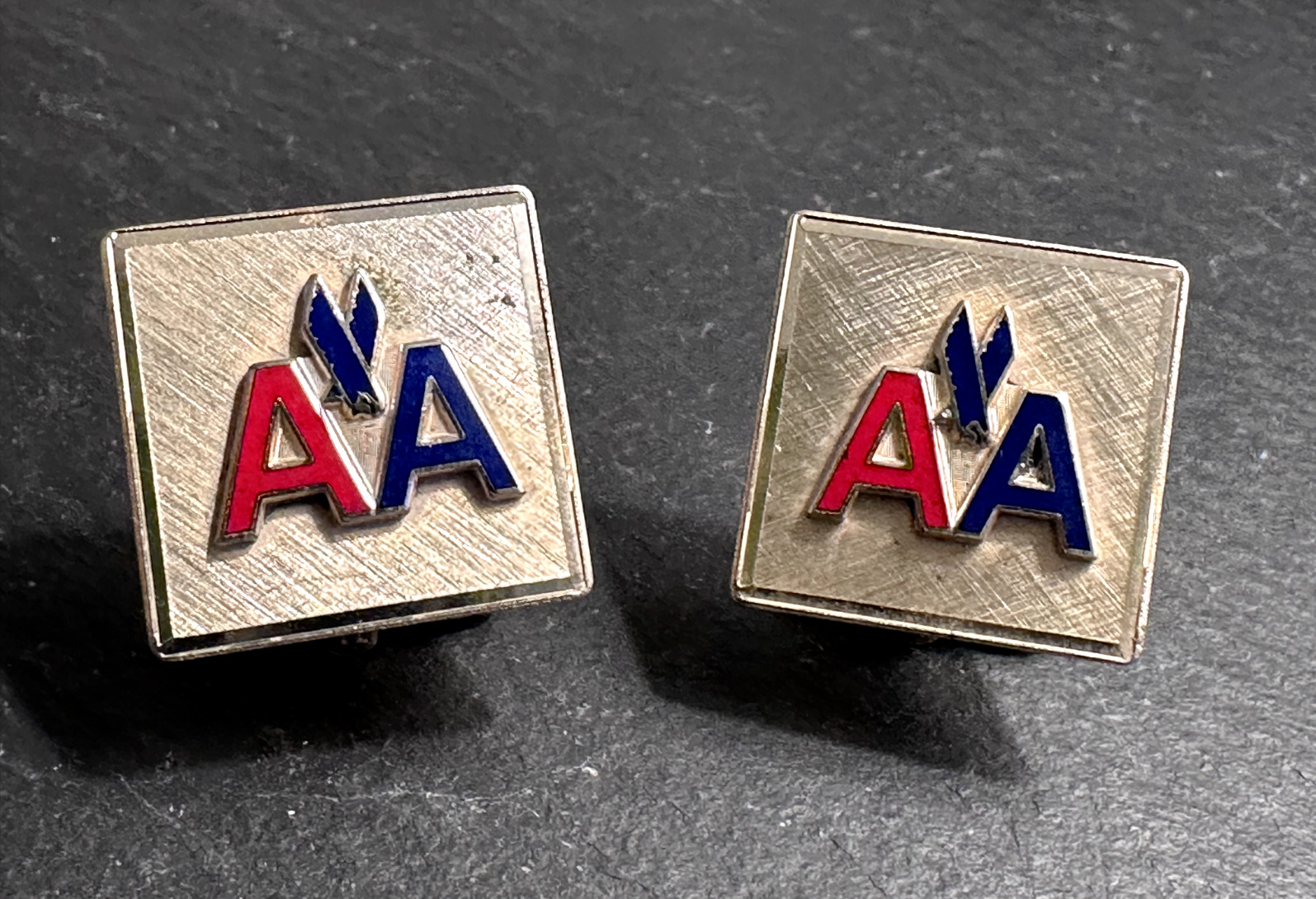 VINTAGE AMERICAN AIRLINES AA SQUARE GOLD TONE BLUE & RED LOGO CUFFLINKS D133