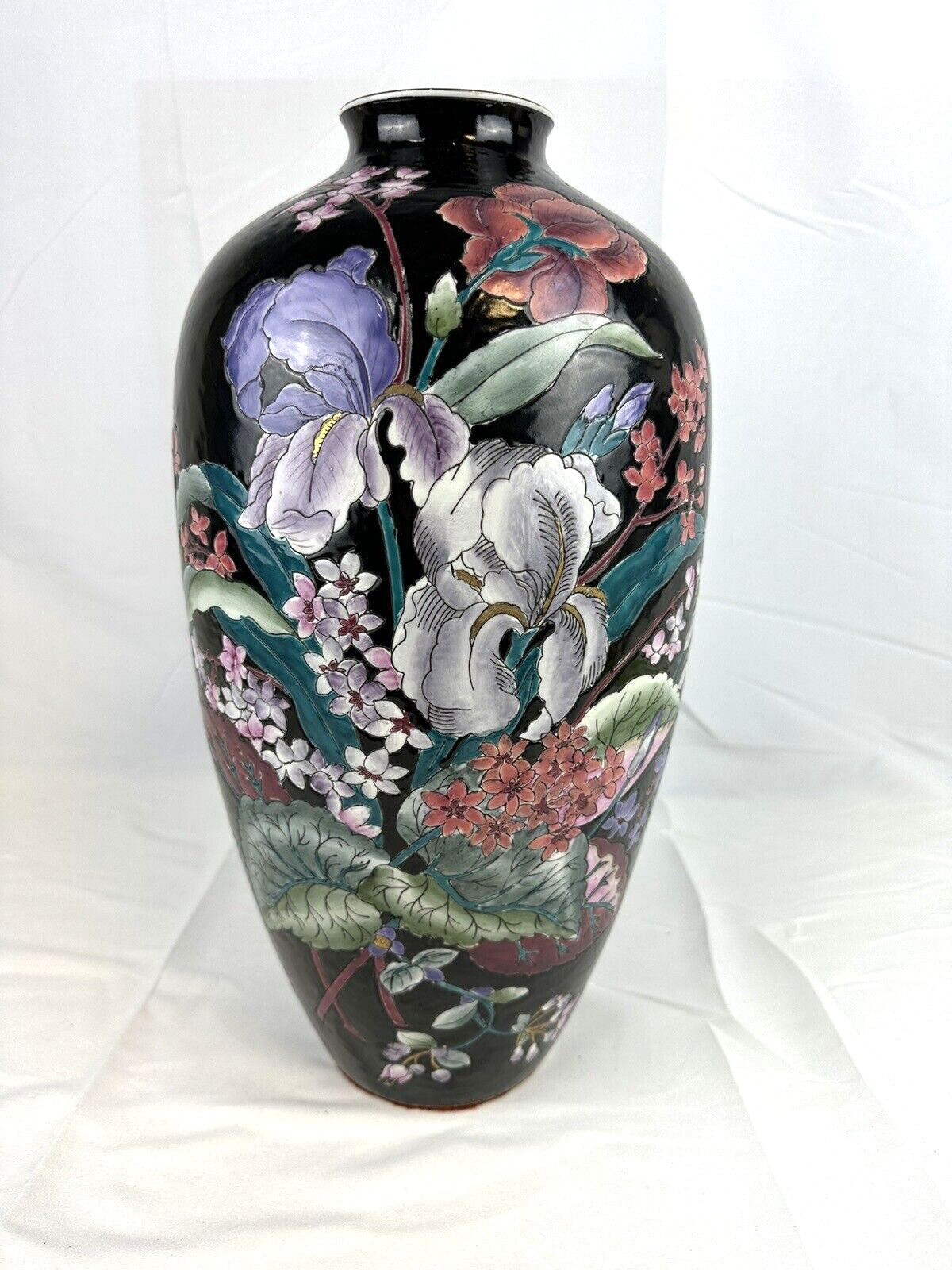 Vintage Hand Painted Decorative Asian Black Famille Floral Porcelain Vase B16