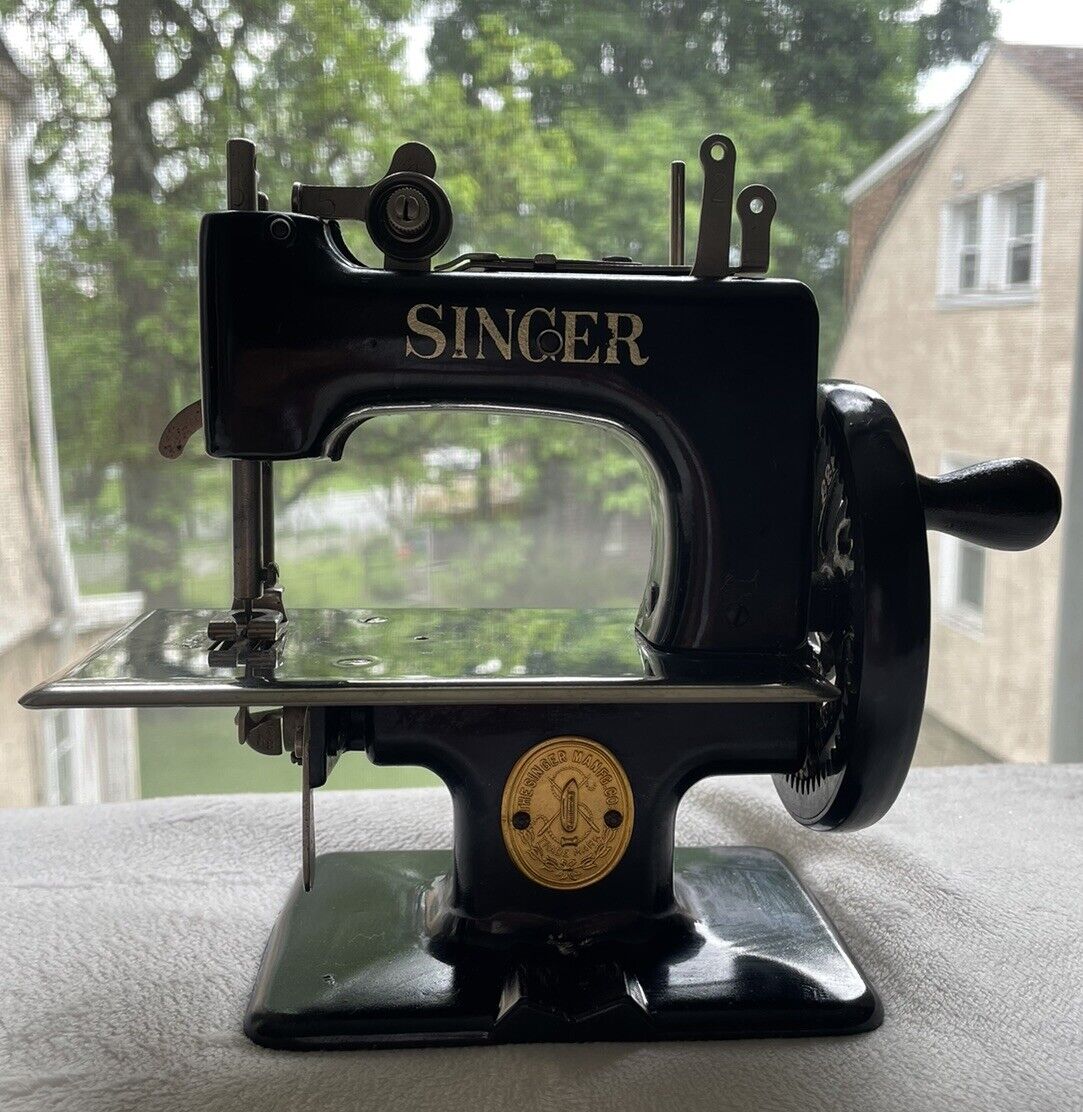 Vintage 1950c Singer Sew Handy Children's Sewing Machine Model 20 Used
