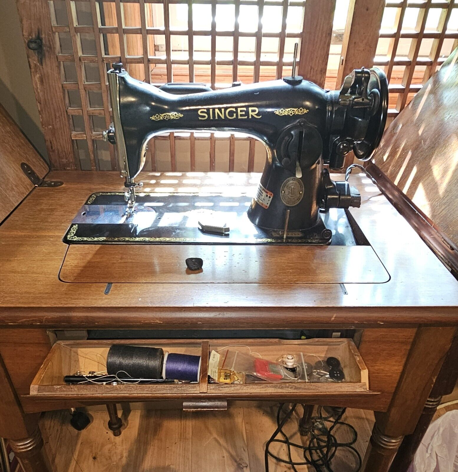 Singer Model 15 sewing machine with foot pedal and complete desk 