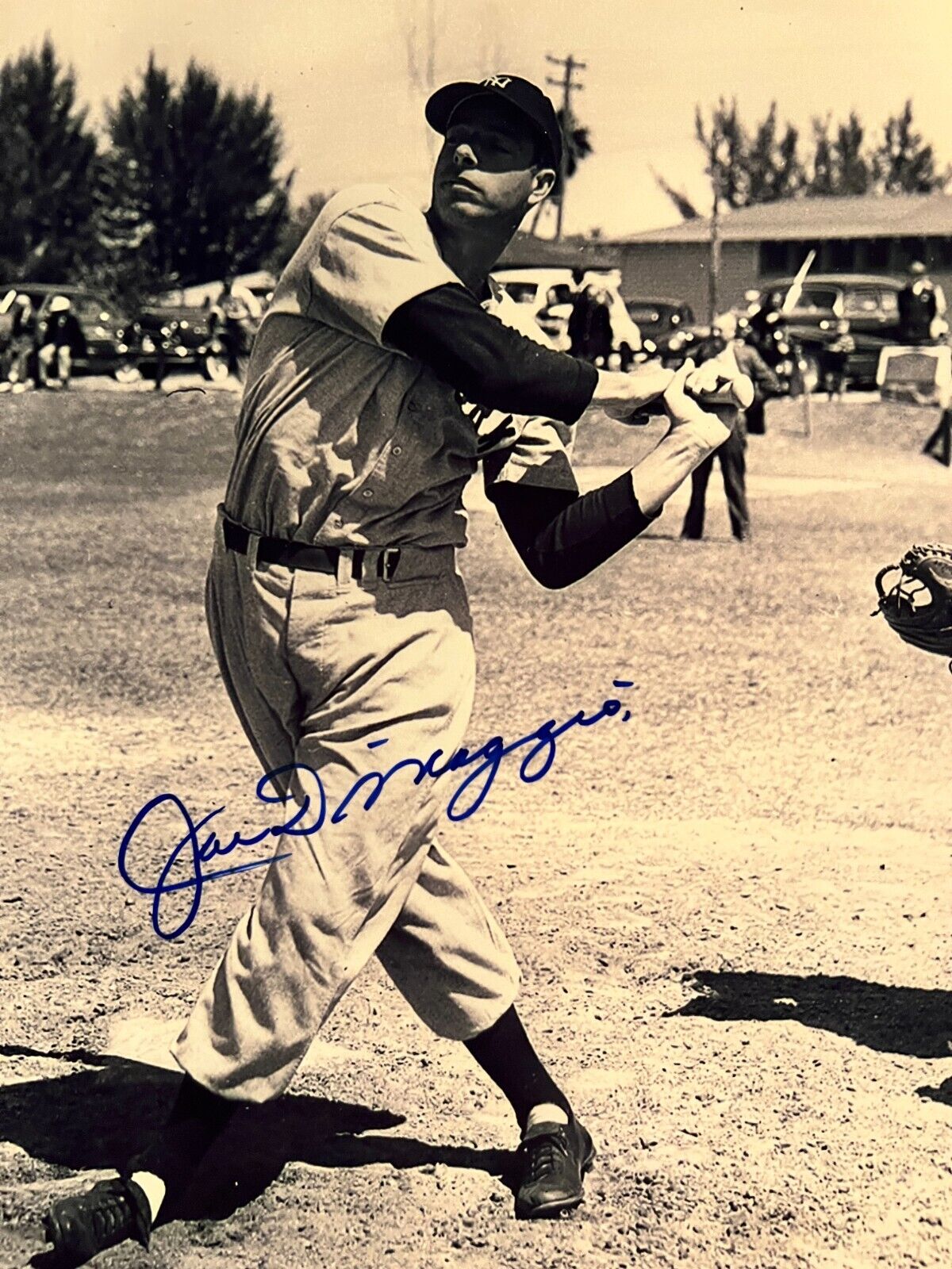 NY Yankees Joe DiMaggio signed photo. 8x10 inches