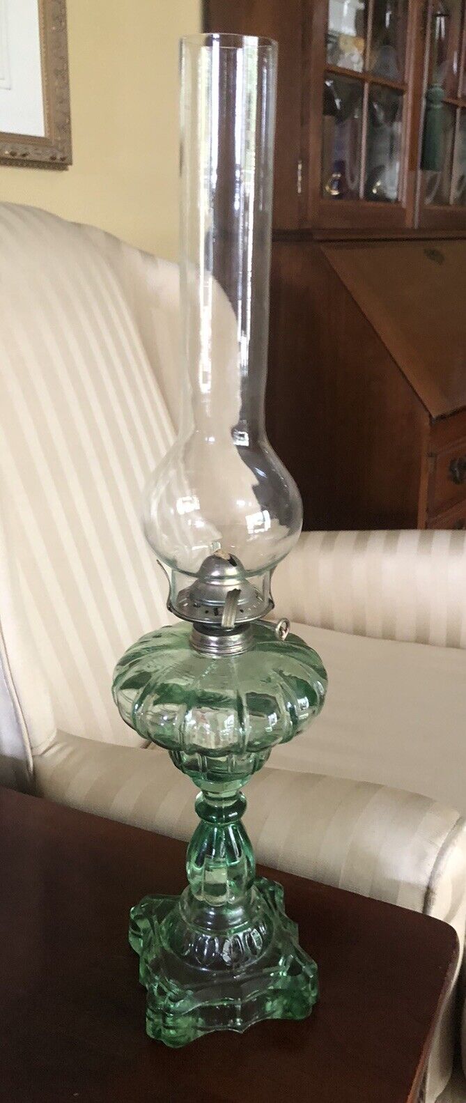 ANTIQUE  EMERALD GREEN GLASS KEROSENE OIL LAMP With LARGE CHIMNEY
