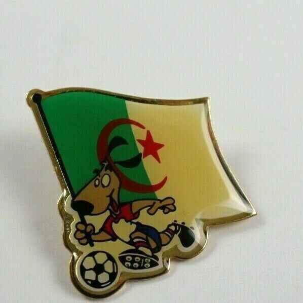 Vintage World Cup 1994 Algeria Flag Dog Playing Soccer Football Pin Pinback