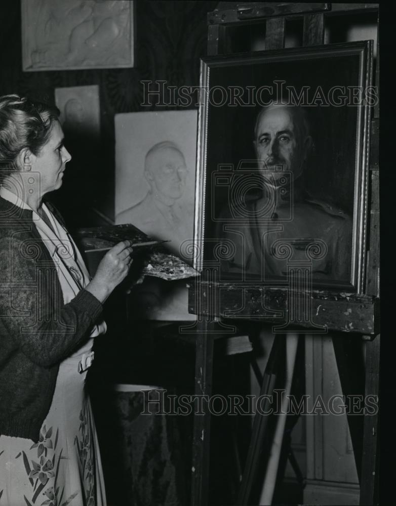 1945 Press Photo Bertha Ballow paints her father, Maj. Gen. Charles Ballow