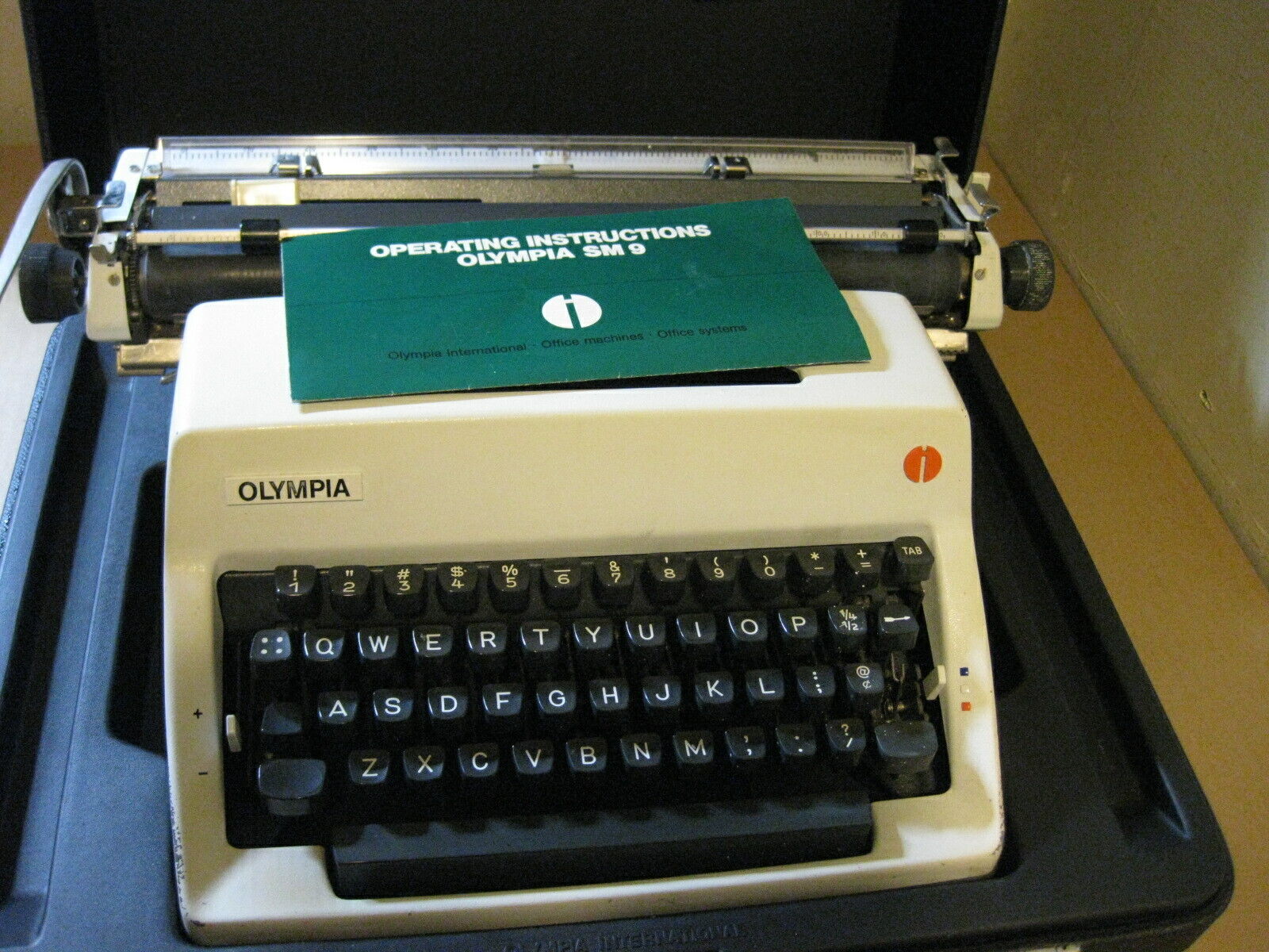 Olympia SM9 1978 Manual and Portable Typewriter w/ Original Case + User Manual