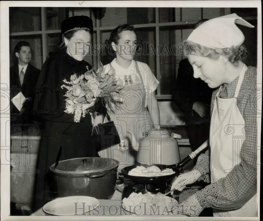 1950 Press Photo U.S. Envoy to Denmark Eugenie Anderson at Danish School Kitchen