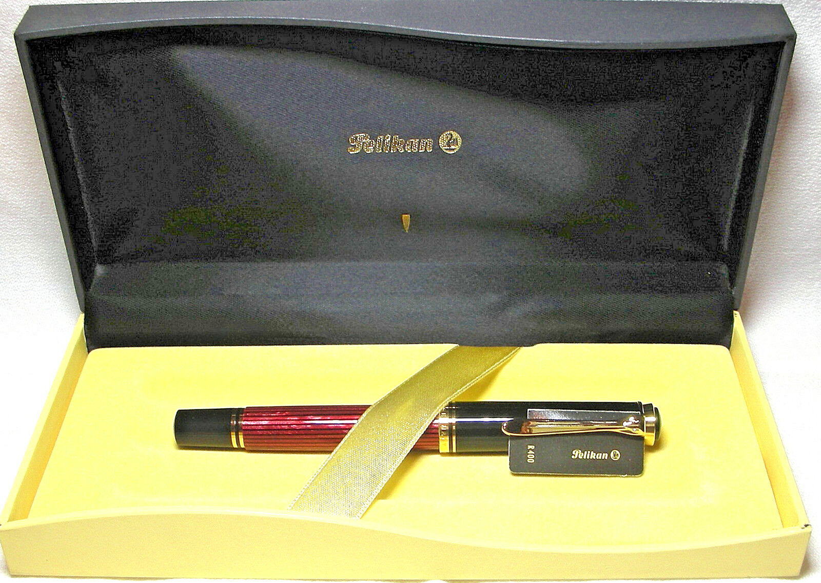 Pelikan Souveran R400 Roller Ball Pen Red & Black New In Box Beautiful Pen