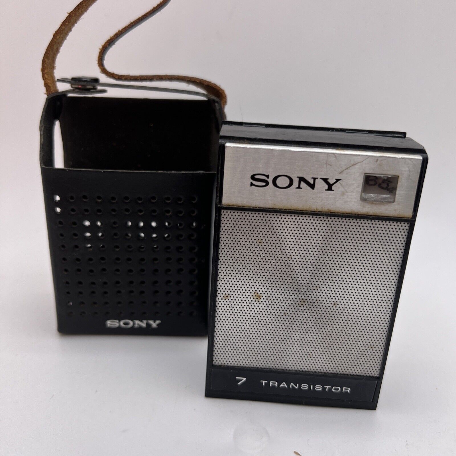 Vintage Sony RED 2R30 7 Transistor AM Radio w/Case VG Condition