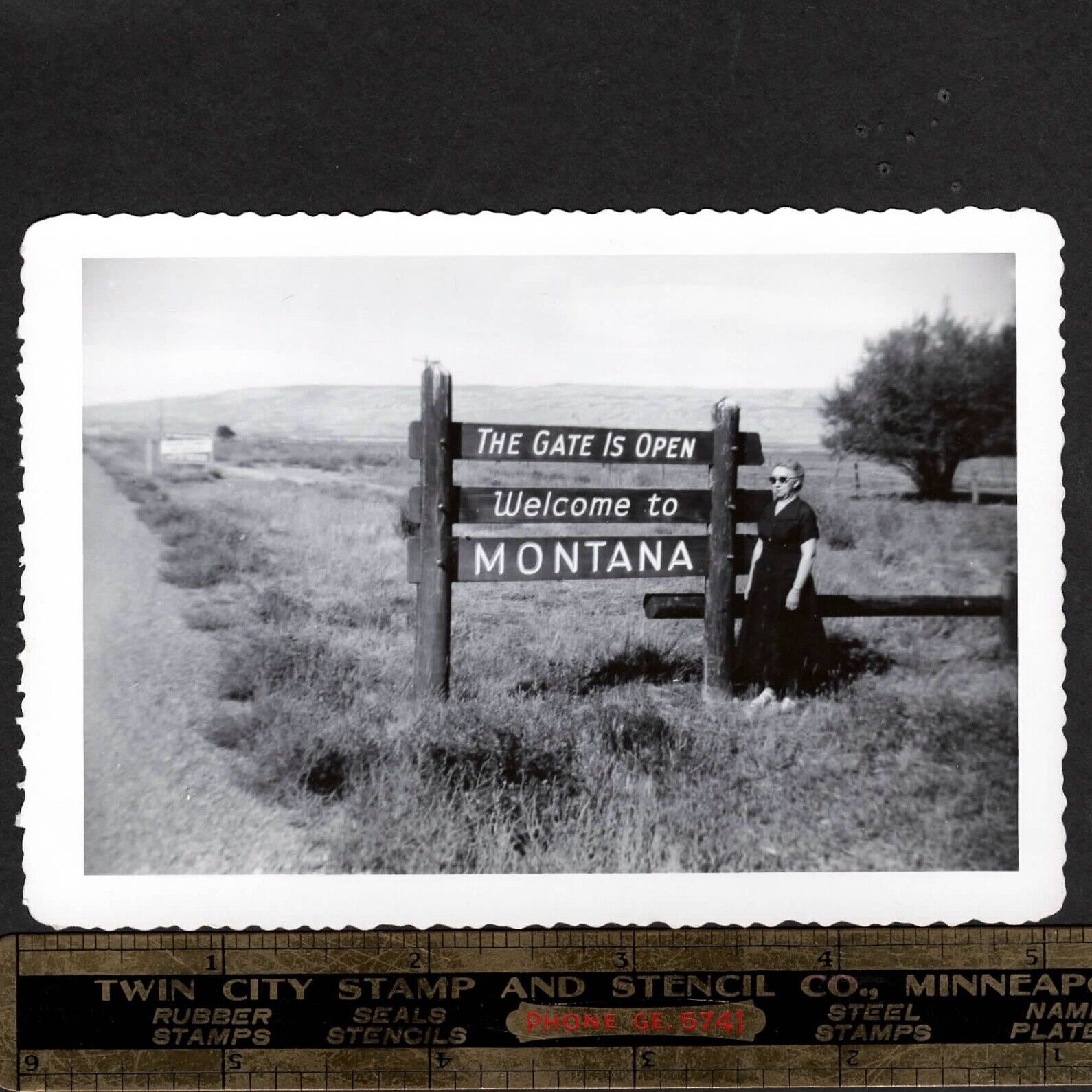 1940s/50s Welcome To Montana, The Gate Is Open Sign: Vintage SNAPSHOT Photo