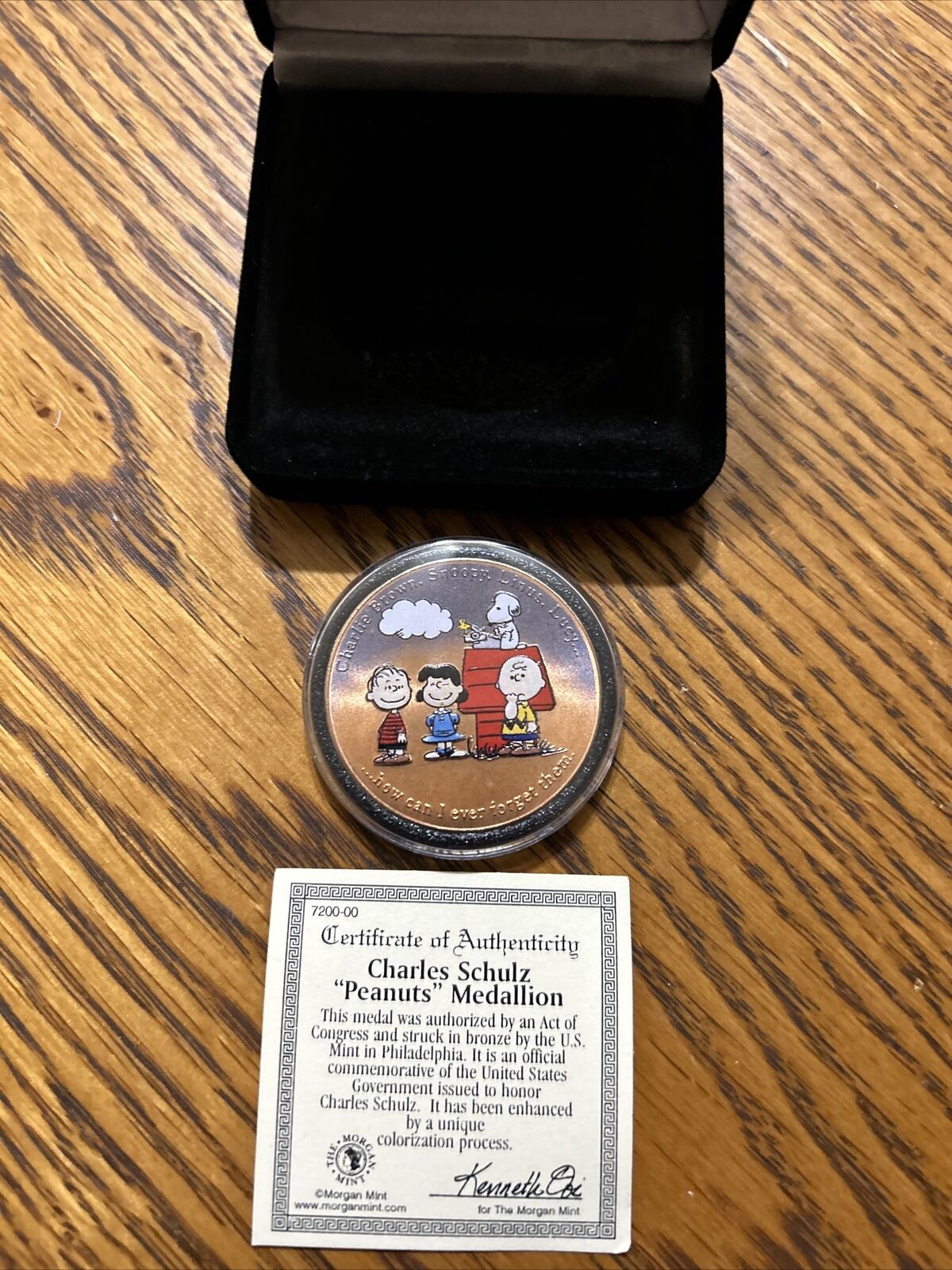 2000 Commemorative Painted Medallion Charles M. Schulz Peanuts Gang
