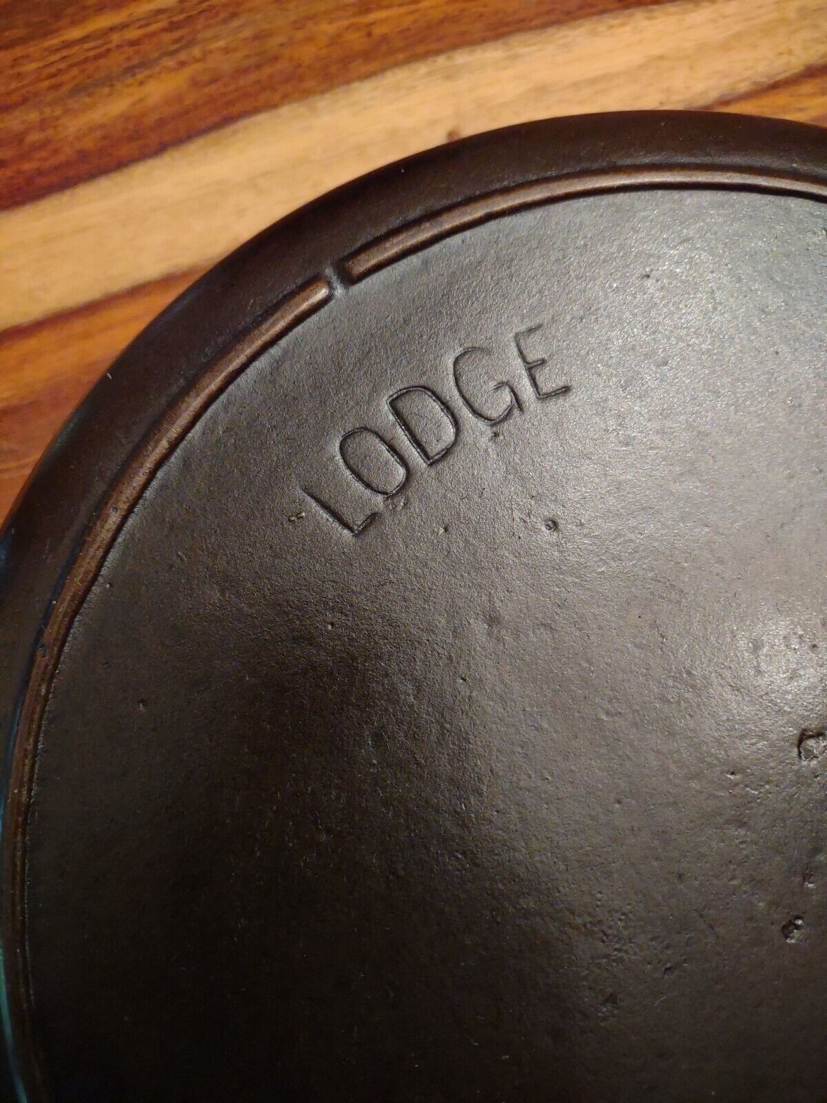 Lodge Cast Iron Skillet #9 (Raised), Arc Logo,  1-Notch HR, Molder Mark \