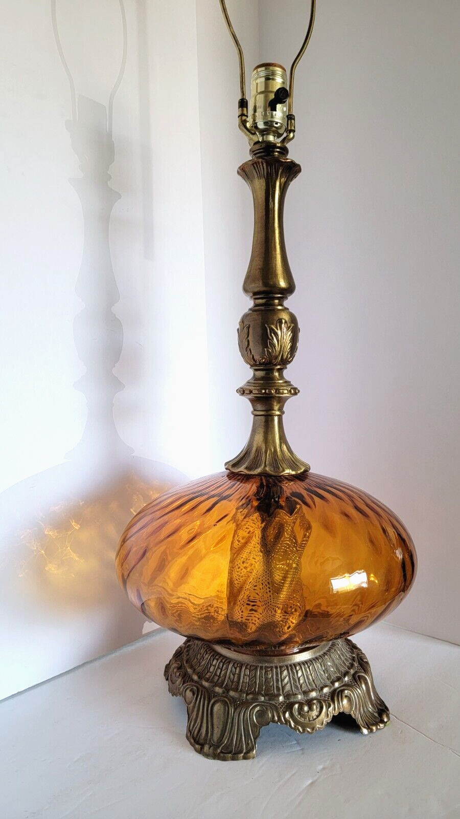 Vtg Mid Century Optical Amber Glass Saucer & Brass Hollywood Table lamp