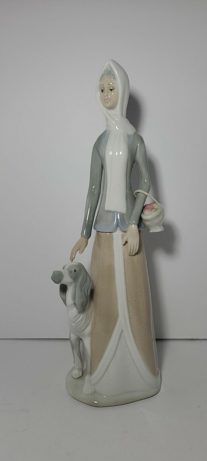 Lladro Tengra ~Lady and Dog~ Porcelain Figurine ~ 15\