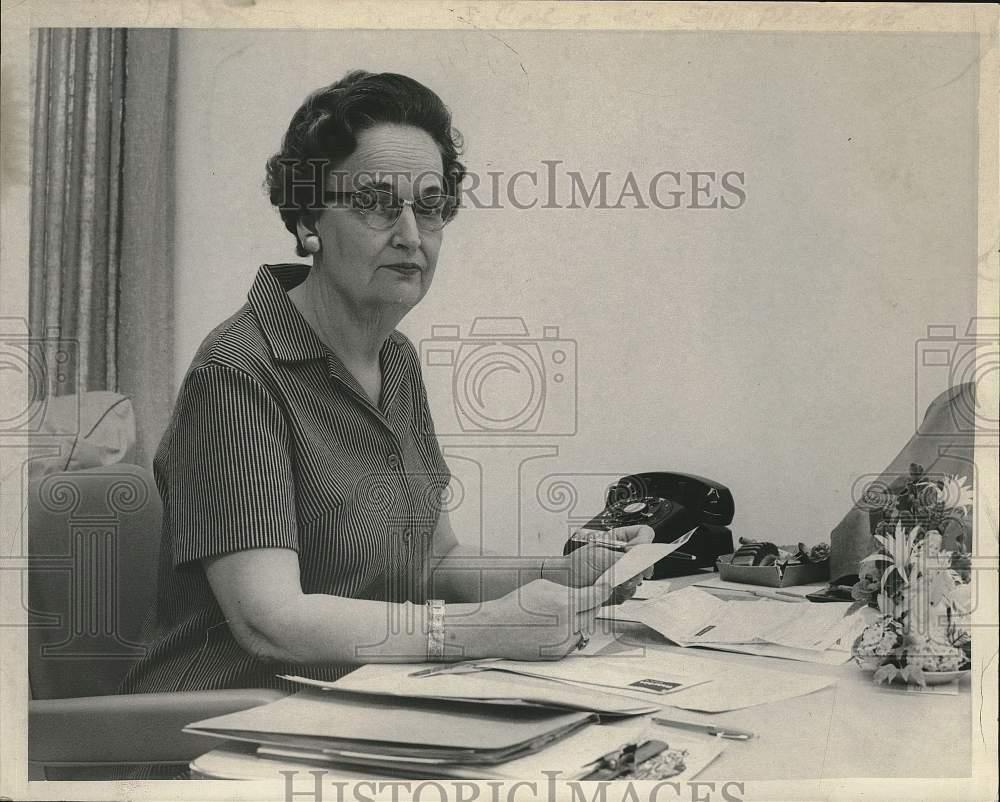 1965 Press Photo Club Office Manager Elma Smith Works at Desk - tub15888