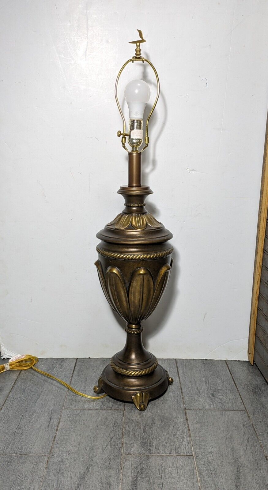 Vintage Joyce Neoclassical Hollywood Regency Brass Urn Vase Table Lamp Leaves