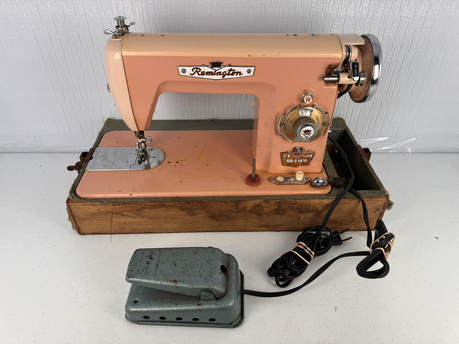 Rare Vintage Remington 65 Deluxe Push-O-Matic Sewing Machine Made In Japan READ