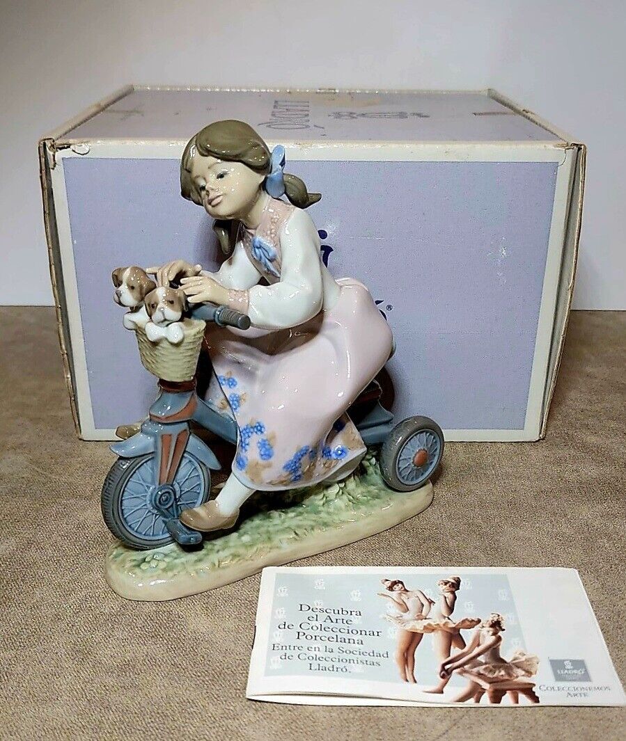 LLADRO “TRAVELING IN STYLE”  Retired #5680.    MINT WITH BOX. 