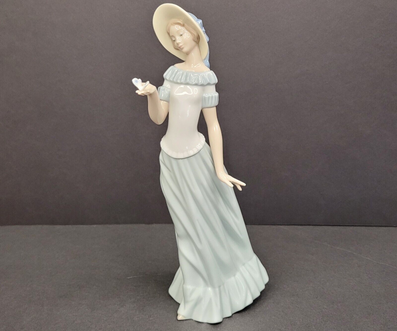 LLADRO NAO Figurine The Butterfly's Dance #1398 Porcelain Lady Made in Spain