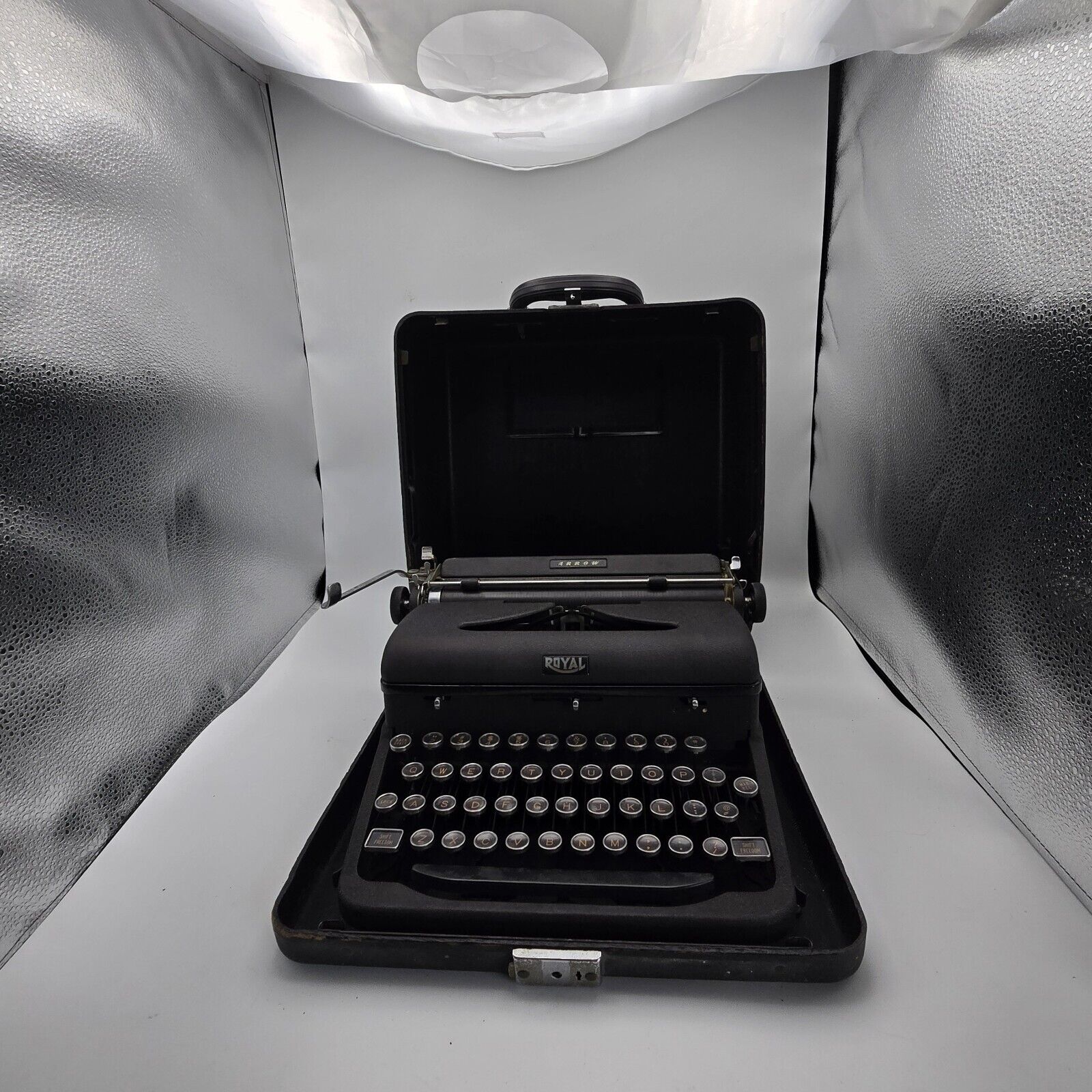 ROYAL ARROW 1940's PORTABLE TYPEWRITER IN VERY GOOD CONDITION WITH CASE. VINTAGE