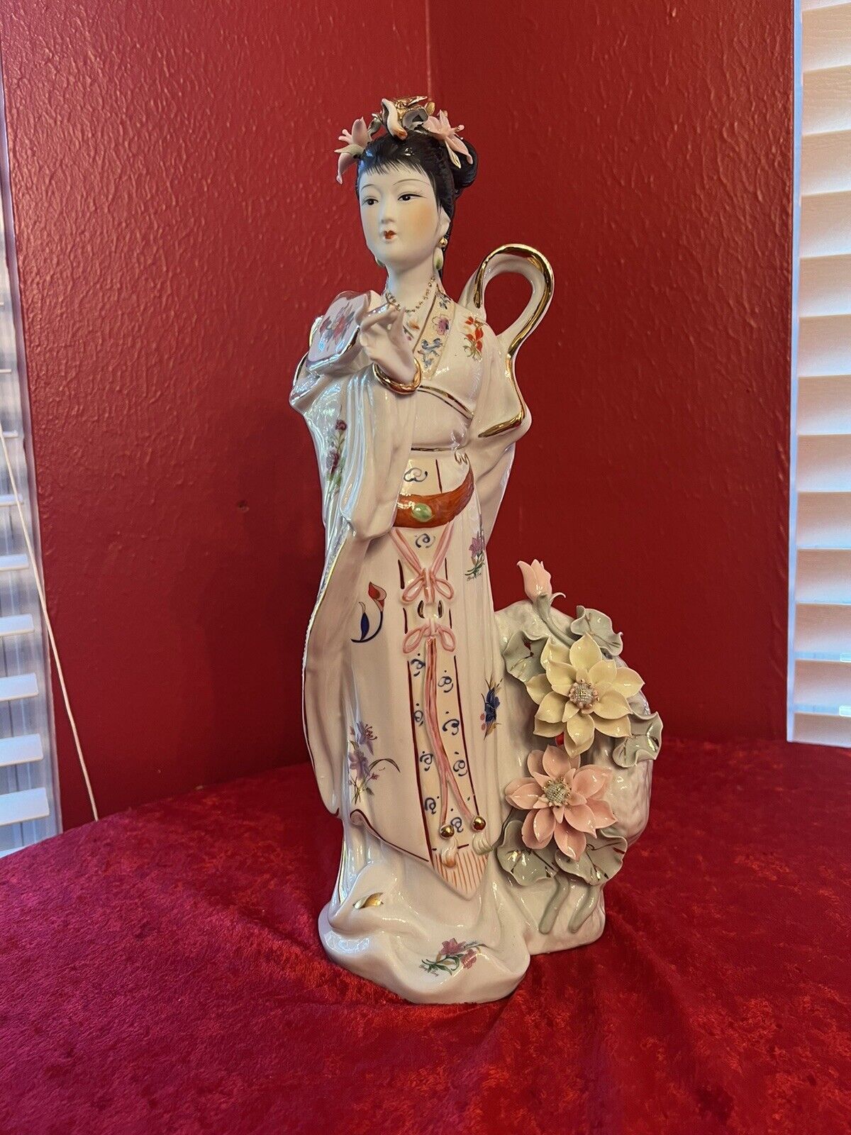 VINTAGE TRADITITIONAL ASIAN GEIHSA LADY STATUE