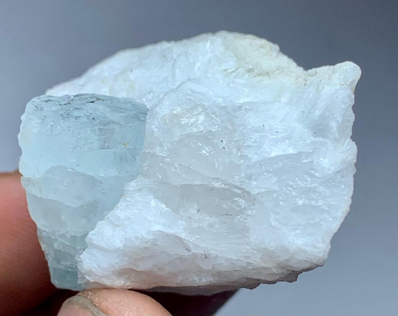 133.90 Carat beautiful aquamarine crystal specimen from skardu Pakistan