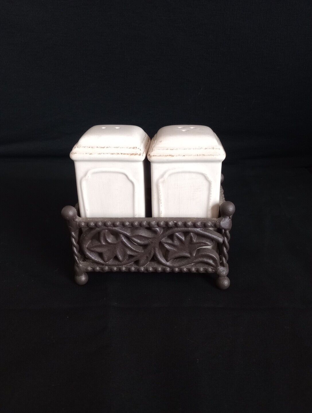 Beige Ceramic Salt &Pepper Shakers Acanthus Leaf Styled Cast Iron Metal Caddy
