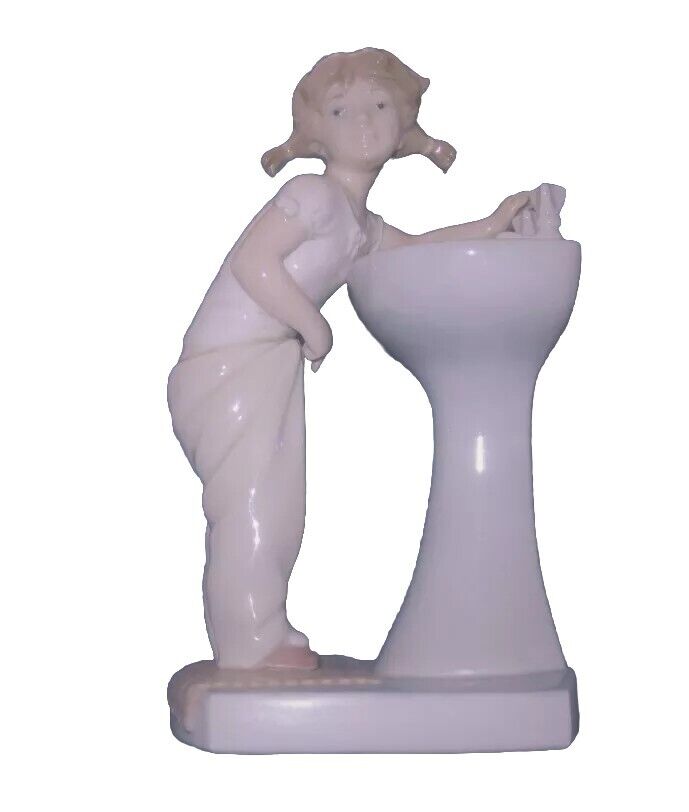 Lladro Retired #4838 “Clean Up Time” Figurine Porcelain Spain 7.25”H