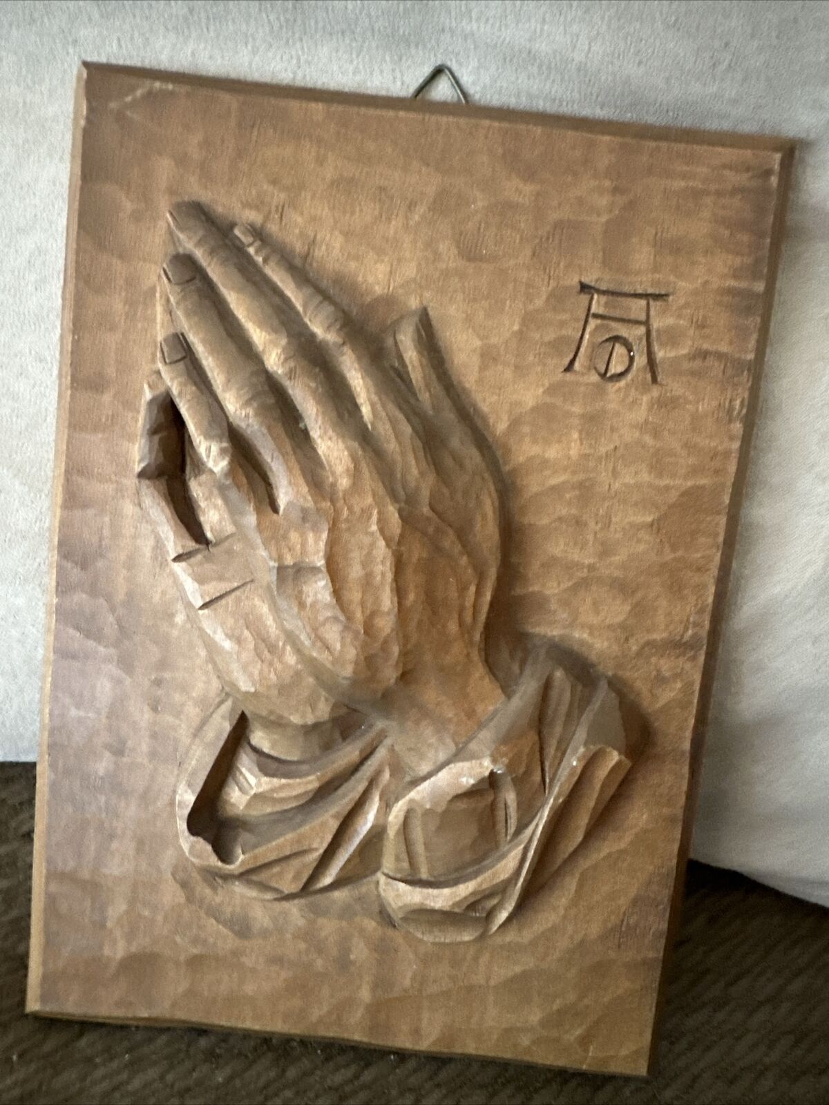 AWESOME VINTAGE RELIGOUS WALL PLAQUE WITH PRAYING HANDS BAS RELIEF CARVING