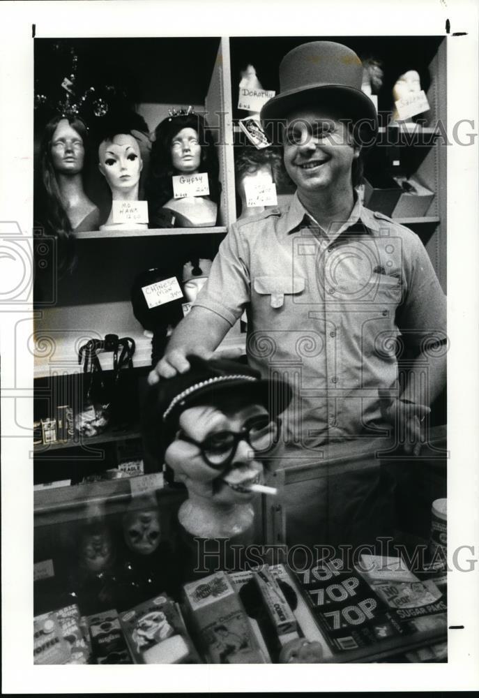 1987 Press Photo Steve Urban behind the counter of his Starship Earth store.