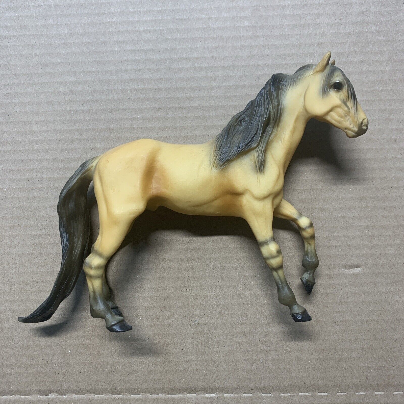 BREYER  REFLECTIONS MESTENO HORSE #481 Collectible ModelDun Horse 1996