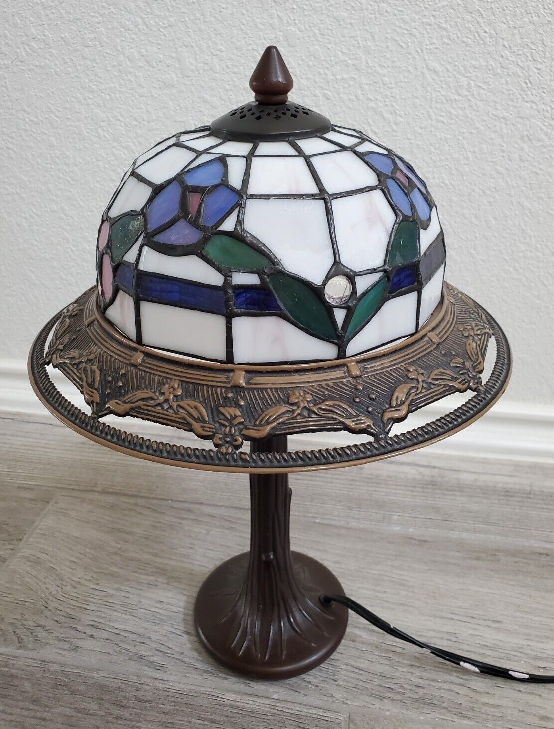 Tiffany Style Stained Glass Vintage Table Desk Brass Lamp Pink Floral 11” x 17\