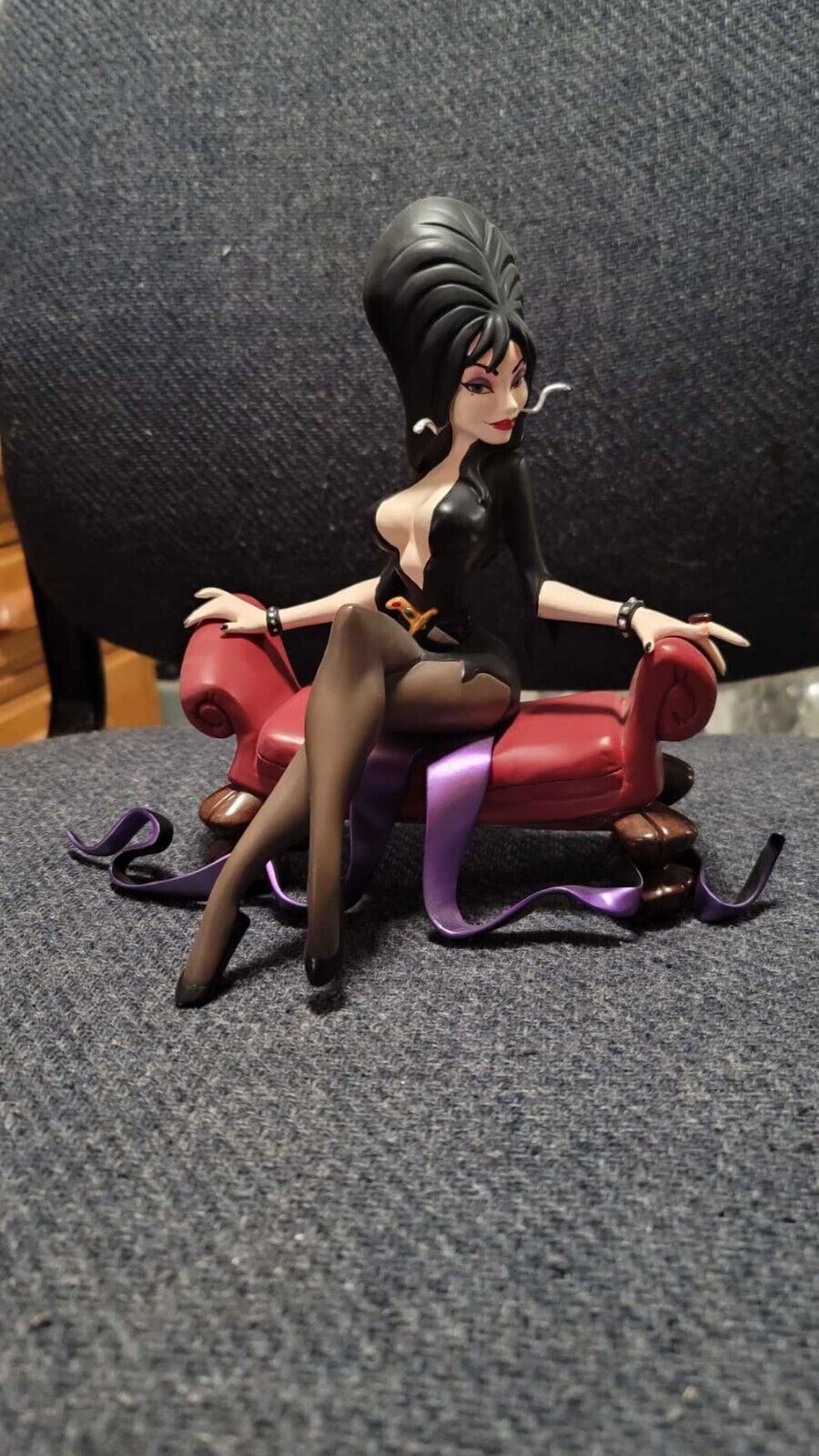 Sideshow Elvira On Couch \