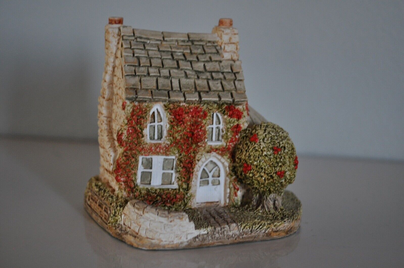 Lilliput Lane Holly Cottage 1985  Miniature Masterpiece