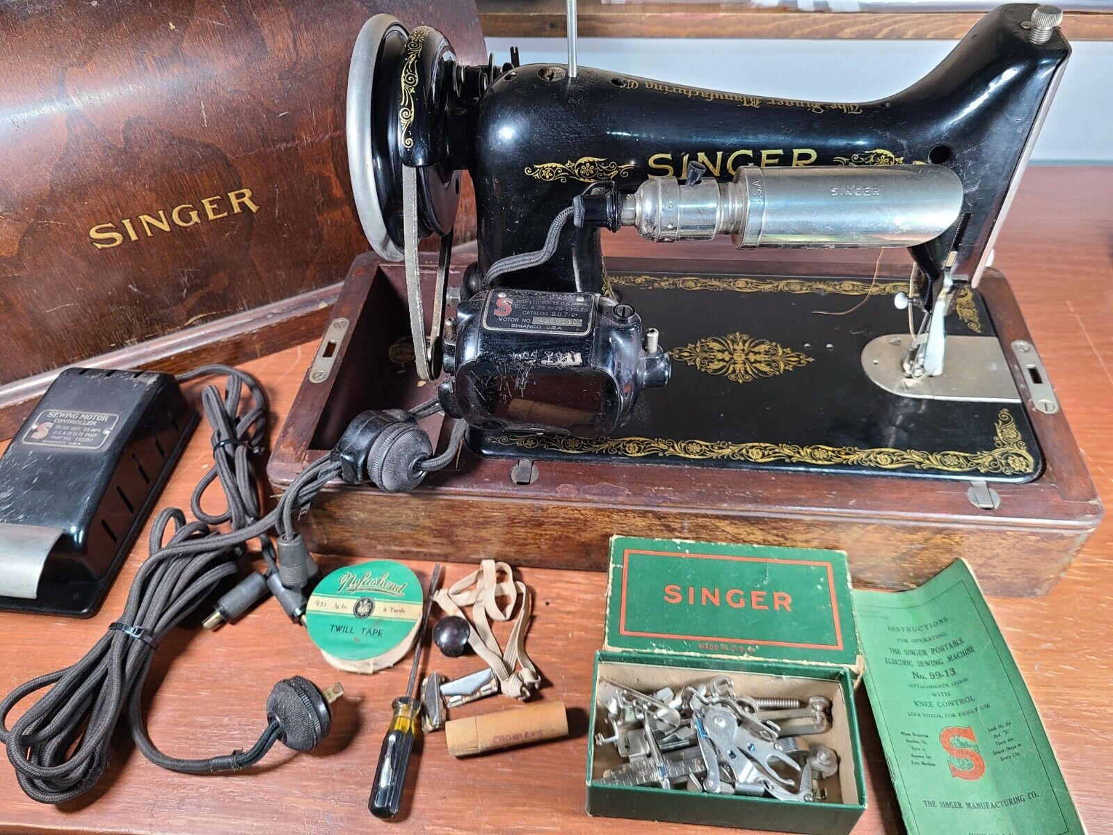 Singer 99-13 1925 Antique Sewing Machine w/ Case, Book, Extra Parts, Foot Lever