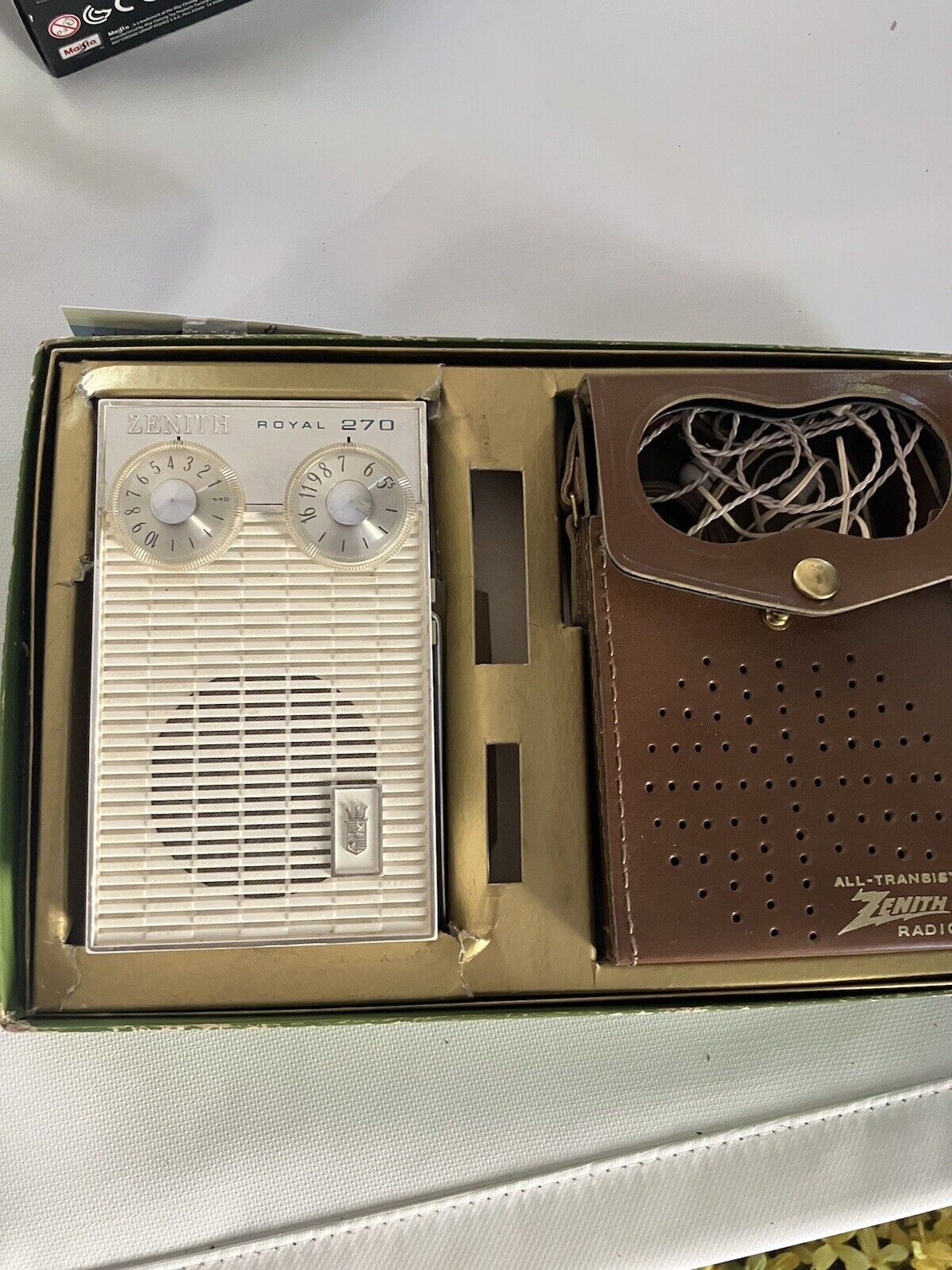 Zenith Royal 270 Transitor Radio with Case. Working well.