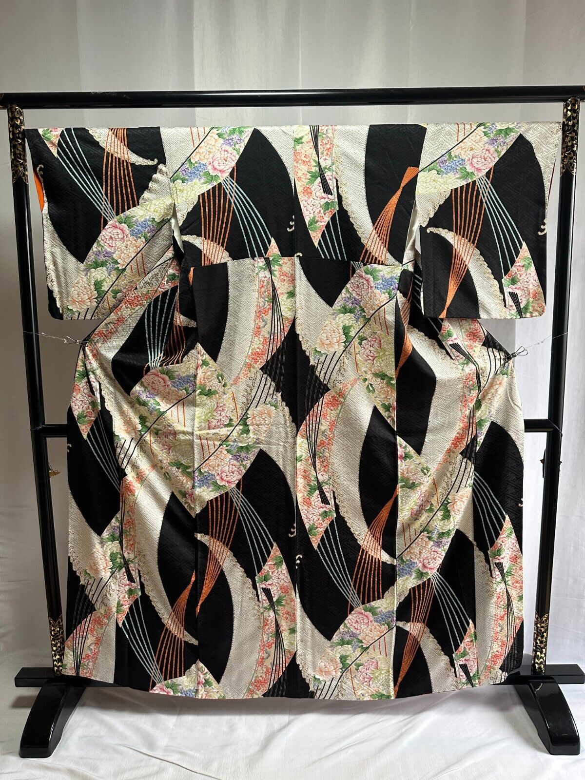 Vintage Japanese Silk kimono - Beautiful Flower pattern Black Kimono robe