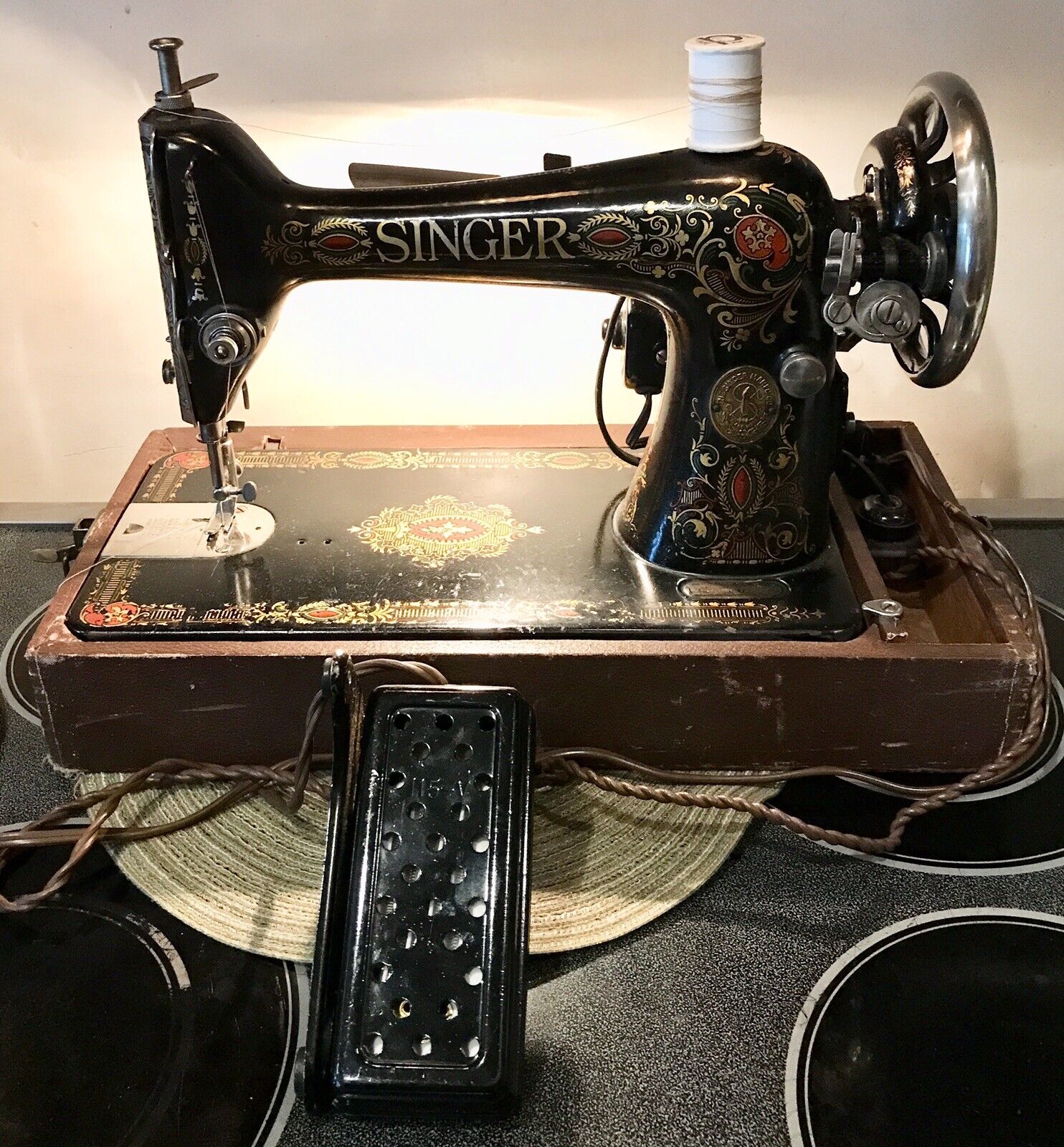 IMPRESSIVE VINTAGE SINGER PORTABLE SEWING MACHINE  IN COVERED WOOD CASE USA