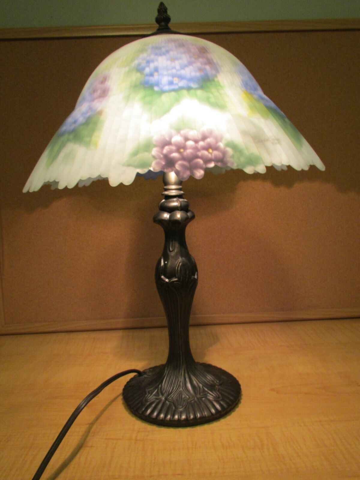 2005 Glynda Turley Hand Painted Glass Shade Floral Hydrangea Table Lamp Tiffany