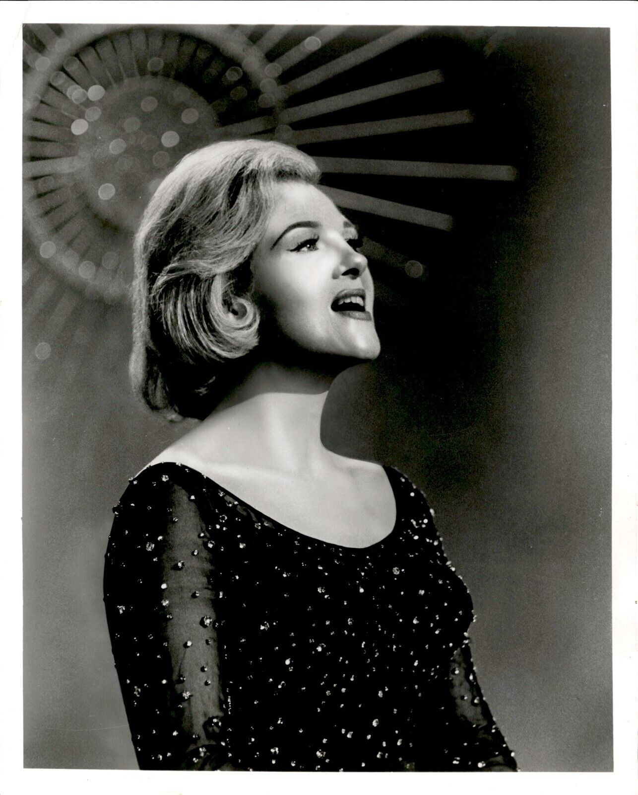 LG993 1964 Original Photo BEAUTIFUL WOMAN SINGING Elegant Glamorous Performance