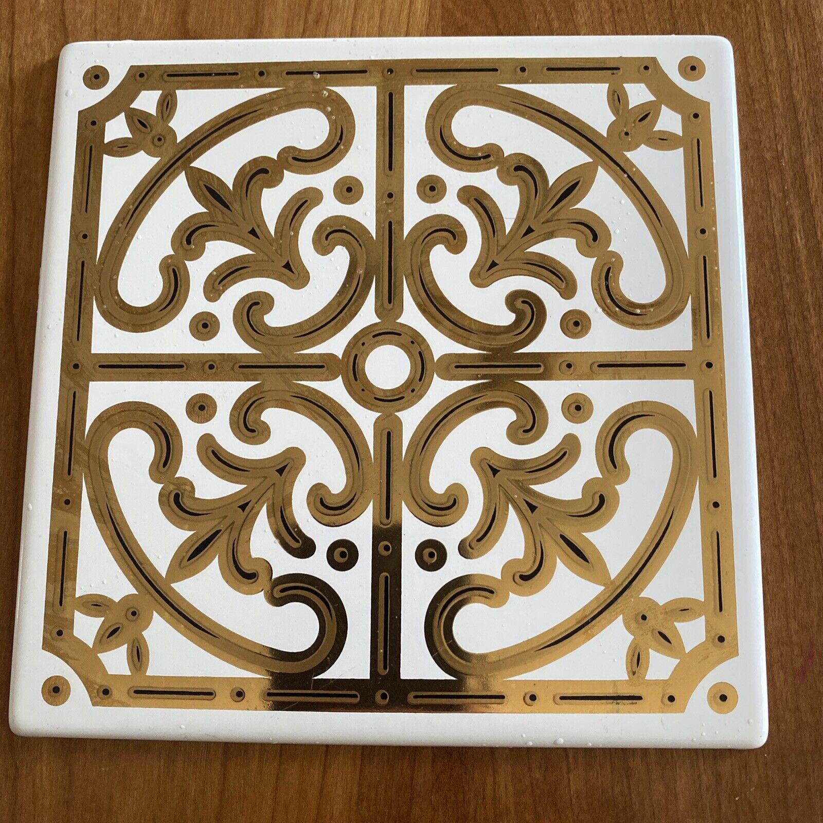 MID-CENTURY GEORGES BRIARD GOLD AND WHITE FANCY ENAMEL METAL TILE TRIVET/COASTER
