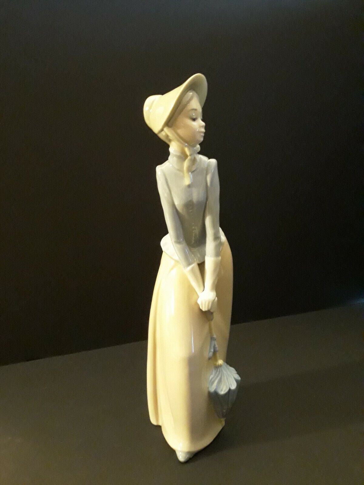 Lladro affiliated Zaphir glossy figurine,  