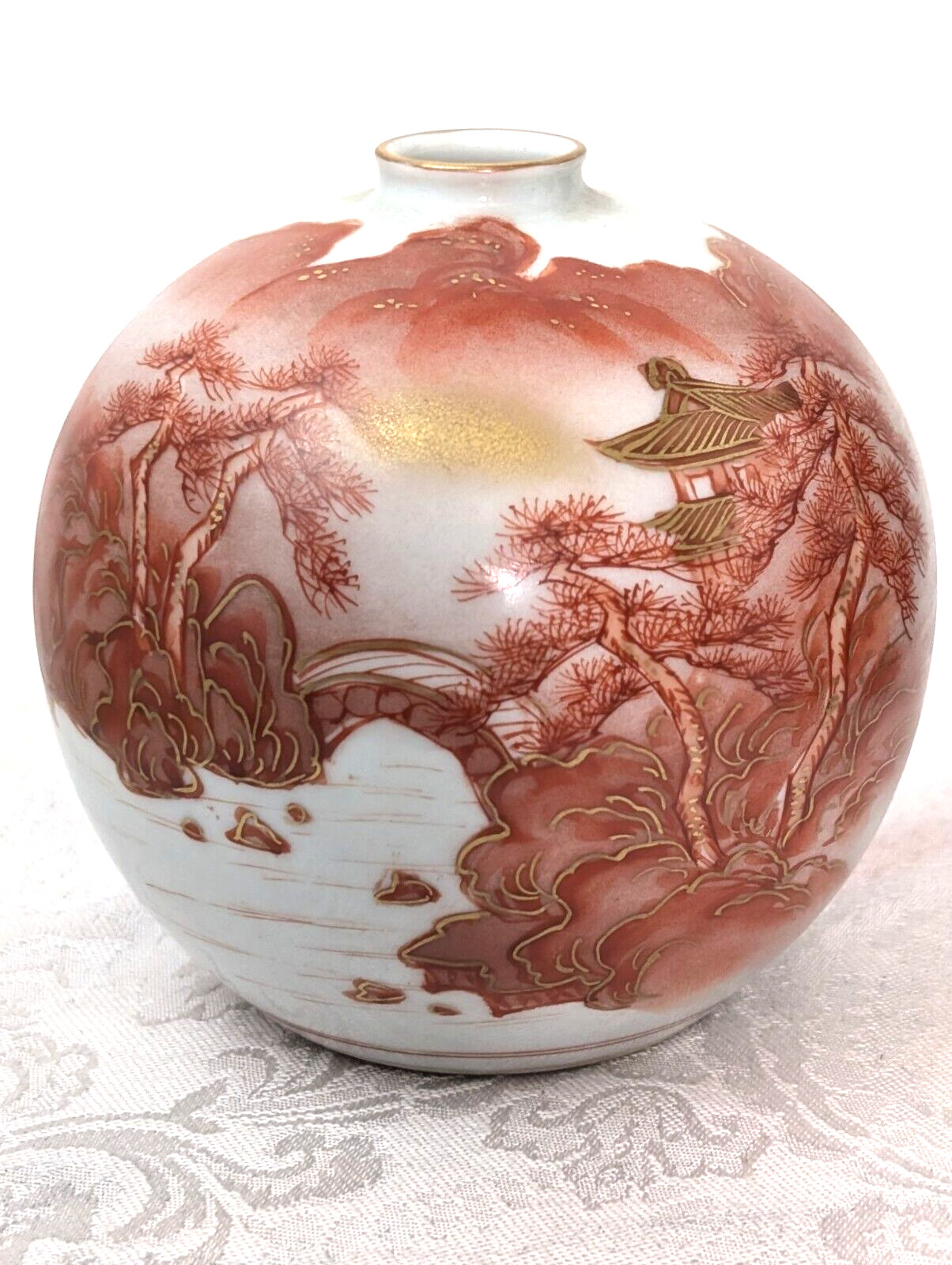 Japanese Kutani Iron-Red Glaze Gilt Floral Pattern Vase