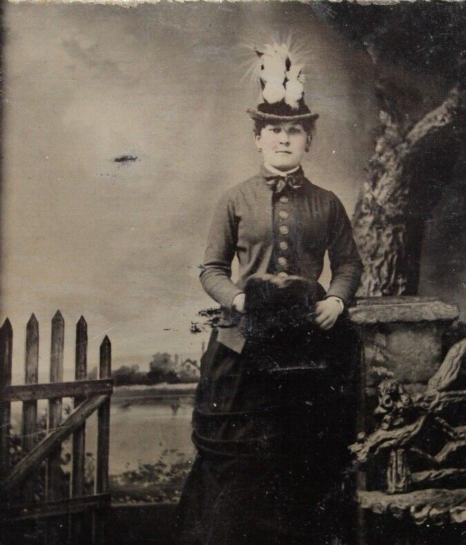 C.1880/90s Tintype Beautiful Woman W Purse Bag Large Hat Victorian Dress D30194